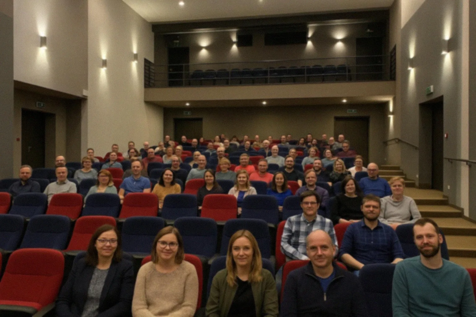 Wspólne tworzenie świątecznej choinki w Gołdapskiej pracowni rękodzieła